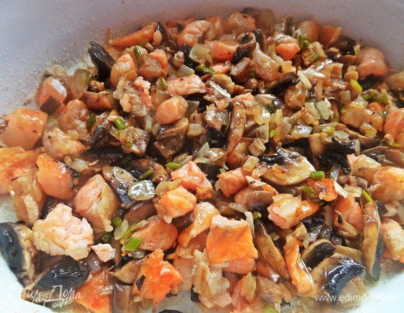 Выкладываем на дно рыбку с грибами.