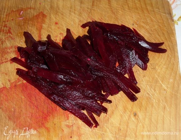 Соломкой нарезаем свеклу.