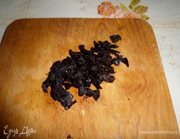 Чернослив нарезаем соломкой.