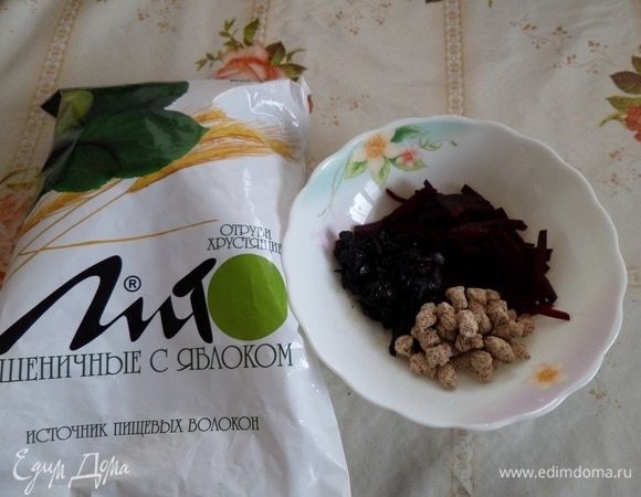 В чашку выкладываем нарезанные свеклу и чернослив. Добавляем отруби. Я использую пшеничные отруби «Лито». 