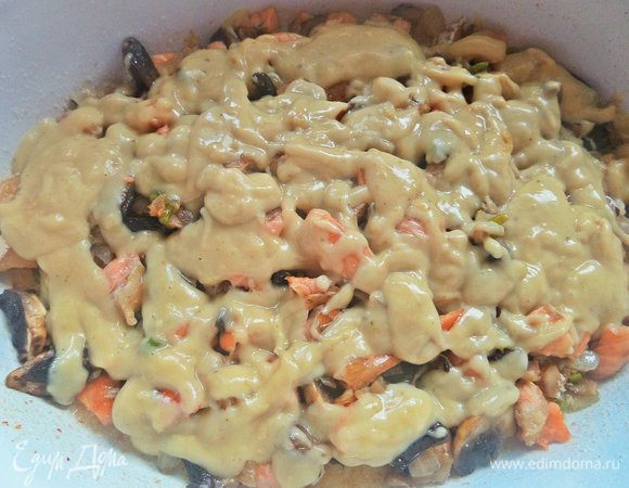 Сверху — теплый «Бешамель». Запекаем в разогретой до 180°С духовке минут 10.