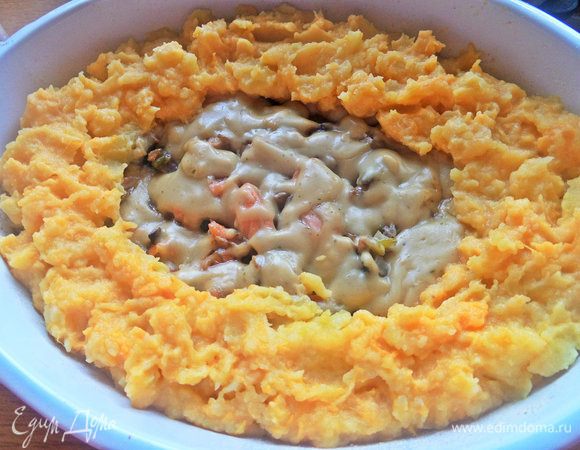Вынуть из духовки. Завершаем слоем картофельного пюре.