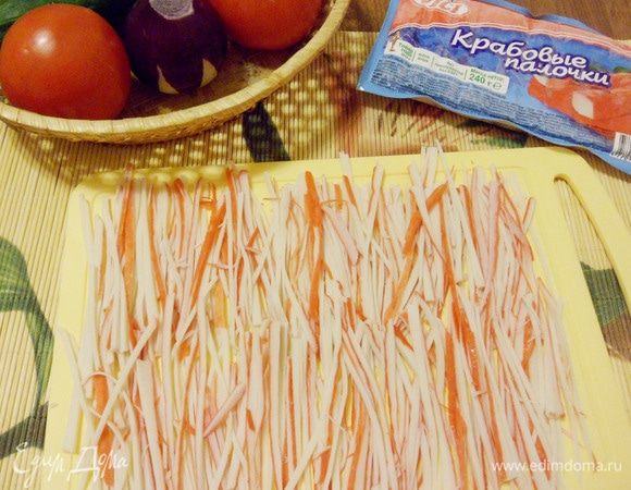 Крабовые палочки Vici необходимо нарезать очень тонкой и длинной соломкой.