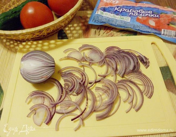 Лук нарезать очень тонкими полукольцами.