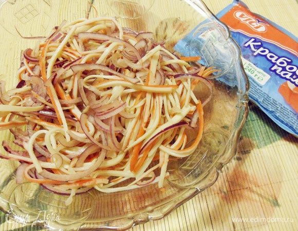 Очень аккуратно и равномерно влить маринад. Перемешать и оставить мариноваться на 20-30 минут.