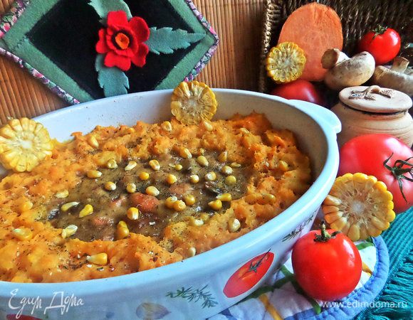 В такой нарядной форме можно так и подавать на стол. Украсила кукурузой.