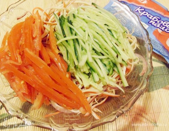 Добавить овощи в салатник.