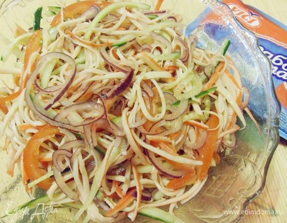 Заправить растительным маслом, совсем немного посолить, перемешать. Салат готов.