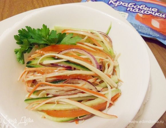 Крабовый салат лайт готов. Приятного аппетита! Угощайтесь!
