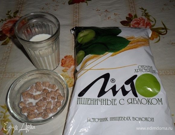 В чашку отсыпаем 2 ст. л. отрубей. Я использую пшеничные отруби «Лито». В чашку к отрубям добавляем молоко и оставляем на 5 минут.