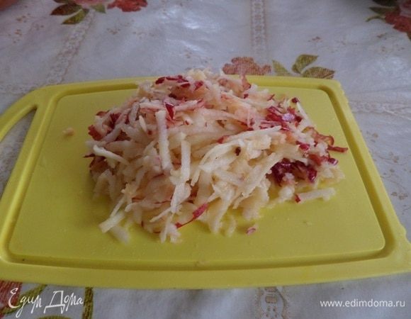 Яблоко моем и трем на терке.