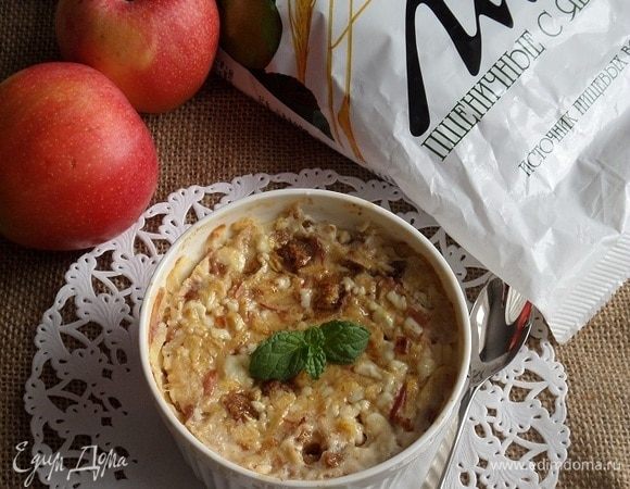 Подаем запеканку, добавив мед и украсив мятой.