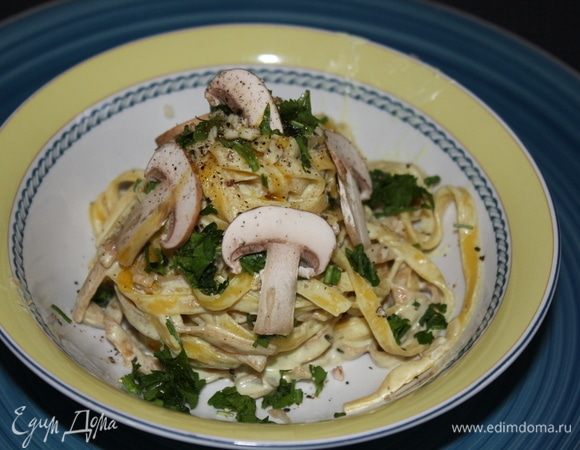 Подавать феттучине, посыпав свежей петрушкой, мелко нарезанным чесноком, и присыпать перцем, раскидать грибочки, порезанные тонкими ломтиками. 
Пасту есть сразу, пока горячая! 
Приятного аппетита! 
Buon appetito!