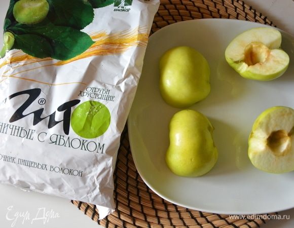 Яблоки нарезать пополам, удалить сердцевину, положить на плоскую форму/тарелку срезом вниз и выпекать до мягкости. Я использую микроволновку: ставлю на максимальную мощность на 5-6 минут.