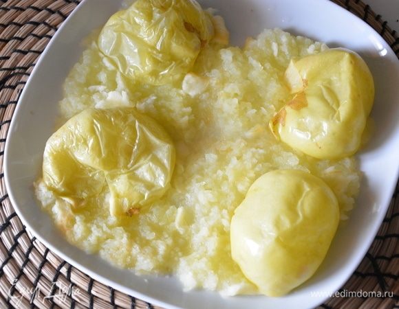 Ложкой вынуть пюре из яблок. Измельчить блендером до однородного состояния. (Можно не измельчать, так тоже очень вкусно).