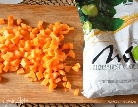 Нарезать мелкими кубиками.