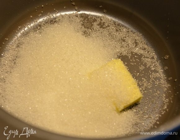 В ковш выложить сливочное масло, сахар. Слегка растопить.