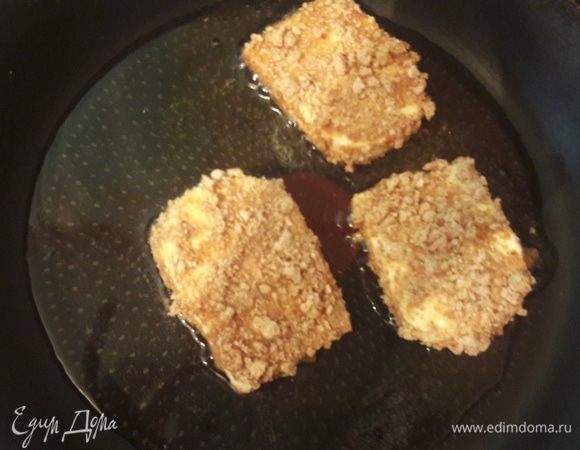 Обвалять сыр в яичной массе и отрубях и обжарить на разогретой сковороде в масле. 
