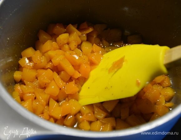 Выложить тыквенные кубики и тушить минут 10-12. Тыква должна стать мягкой, а сироп —
 густым. В конце добавить щепотку корицы. 