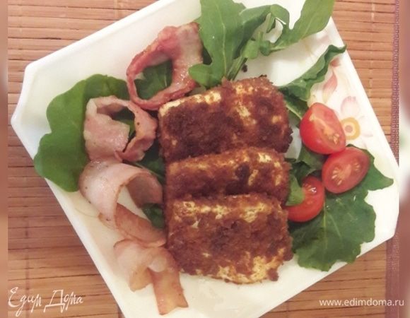 Подавать закуску с руколой, черри и обжаренным беконом.