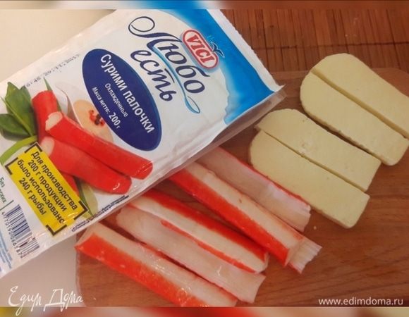 Крабовые палочки VICI разрезать пополам, сыр — тонкими полосками. 