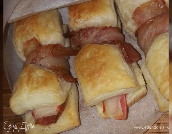 Закрыть сверху вторым бруском теста, завязать беконом и поставить в духовку на 25 минут. Закуска-бантики готова. 