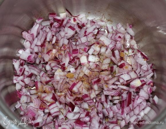 В кастрюлю с толстым дном на разогретое оливковое масло выложить мелко нарезанный лук, всыпать 1 чайную ложку тростникового сахара для карамелизации лука. Пассеровать 3 минуты, периодически помешивая.