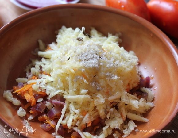 Взять огнеупорную посуду, например, глиняные чаши или горшочки. Выложить равномерно в каждую чашу готовую пассерованную смесь из лука и моркови, сверху натереть на крупной терке очищенный от кожуры (в случае, если кожура жесткая), кабачок, добавить соль по вкусу.