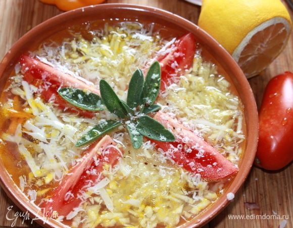 Добавить в каждую чашу по 300 мл воды, добавить куркуму, разрезать помидоры на 4 части, выложить в каждую чашу, положить веточку или листики свежего шалфея, натереть полутвердый сыр (российский, голландский, и т.д.), разбросать кубики сыра горгонзола, и отправить в духовку, нагретую до 180°C на 30–35 минут.