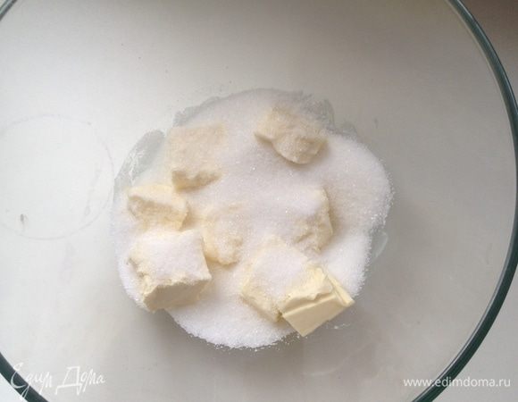Тесто: смешайте мягкое масло с сахаром с помощью блендера.