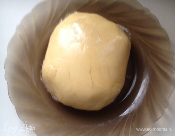 Соберите тесто в шар, заверните в пленку и в холодильник на 30 минут.