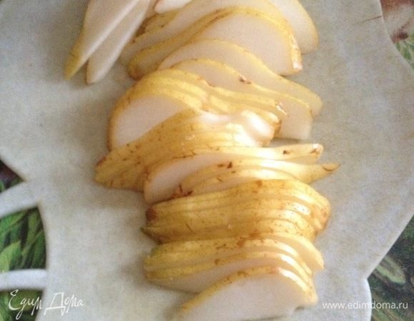 Груши очистить от семечек и тонко нарезать.