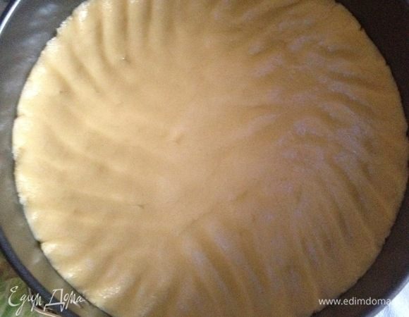 Охлажденное тесто выложить в разъемную форму, утрамбовать руками по донышку.