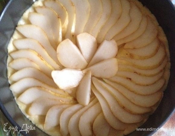 Выложите груши плотным слоем по кругу, посыпьте ванильным сахаром.