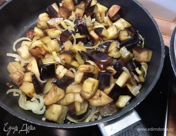 Баклажаны порезать крупными кубиками, луковицу крупную порезать полукольцами. Слегка обжарить на разогретом масле, отложить на тарелку.