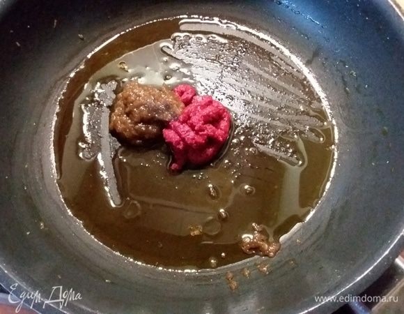 В этой же сковороде обжарить пасту карри и томатную пасту в течении 1 минуты.