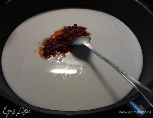 Влить кокосовое молоко, размешать и выложить баклажаны.