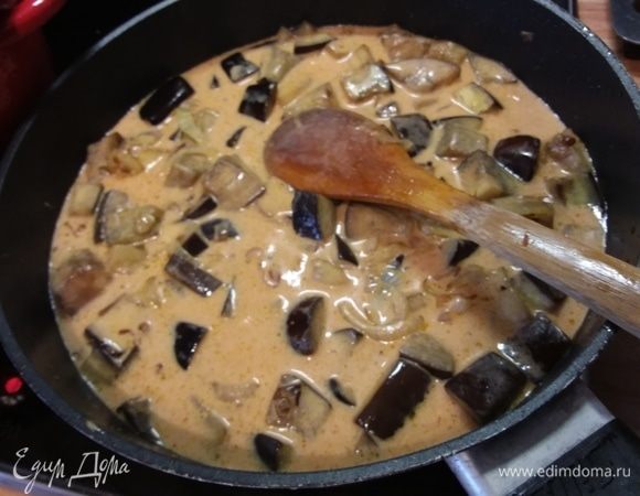 Тушить без крышки на медленном огне 15 минут. Баклажаны должны быть полностью готовы, а соус увариться и будет иметь кремовую консистенцию. В конце тушения добавить гарам масалу.