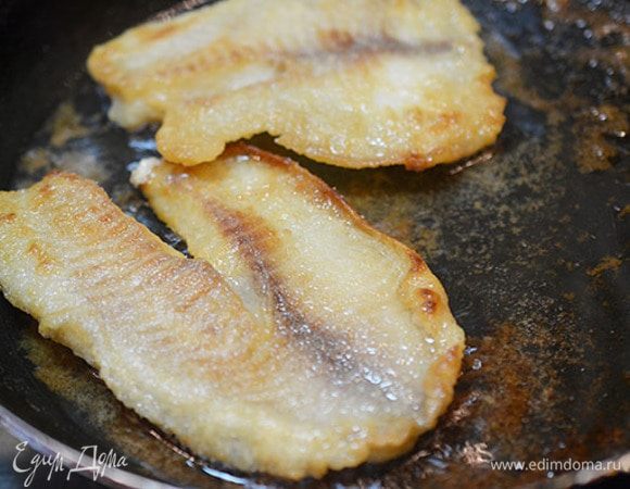 Обвалять в муке, смешанной с солью, и обжарить с добавлением масла.