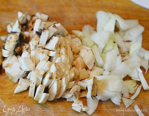 Грибы и лук нарезать кубиком.