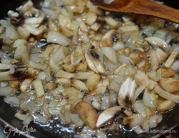 Обжарить в той же сковороде, где жарили рыбу.