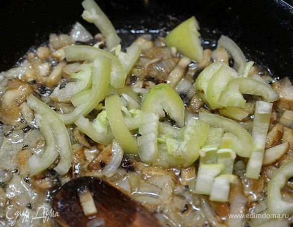 Добавить нарезанный соломкой перец. Обжарить все около 10 минут. Посолить.