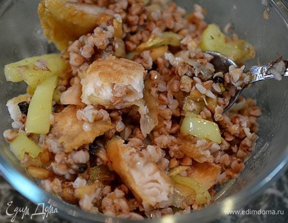 К гречке добавить жареные овощи и рыбу. Перемешать.
