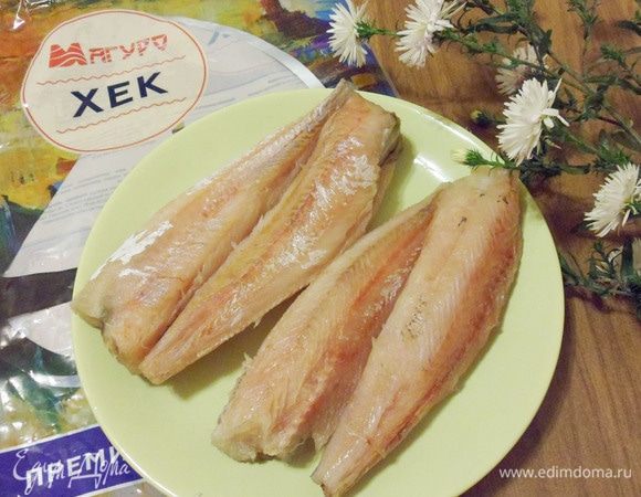 Я очень не люблю чистить рыбу, поэтому даю рыбе немного разморозиться, обрезаю ножницами плавники и затем просто обдираю с тушки кожу вместе с чешуей. Итак, подготовленные тушки хека посолить, по желанию, можно сбрызнуть лимонным соком.