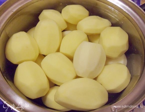 Картофель помыть и почистить. Залить водой и варить до готовности.