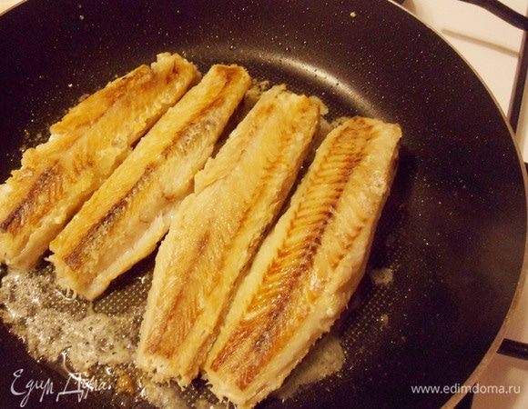 Обжарить рыбу с двух сторон по 2-3 минуты с каждой.