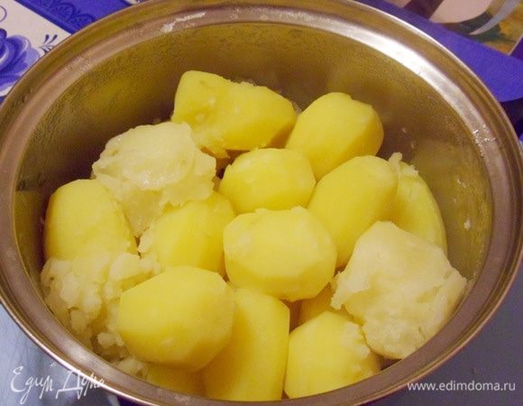 Картофель готов. Воду слить и подсушить картофель в кастрюле на медленном огне.