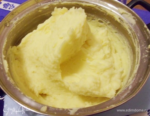 Добавить сметану, сливочное масло, соль и взбить ложкой до получения воздушной кремообразной массы. 