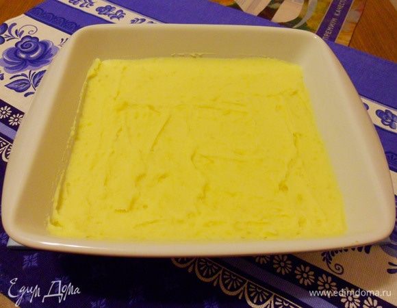 В форму для запекания выложить ровным слоем примерно две трети картофельного пюре.