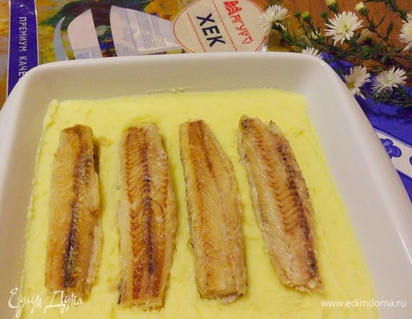 На него — обжаренные тушки хека.